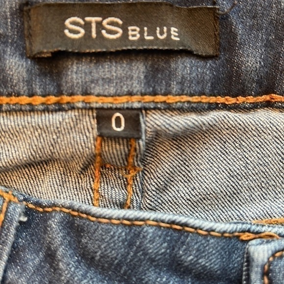STS Blue Women’s roll up blue jean shorts, size 0. - Picture 5 of 9